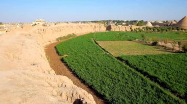 Adobe Ghaleh kat kale surları ve bağların içinde tarım arazileri ile yıkıntıları piramitleri - arka plan,: Kashan, Iran antik Evaporatif soğutucular.
