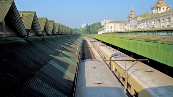 Старый Поезд Прибывает Терминалу Центрального Железнодорожного Вокзала Янгона Заднем Плане — стоковое видео