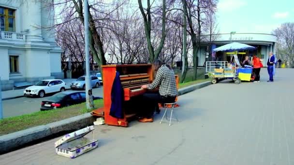 Kiev Ucrania Abril 2018 Músico Callejero Toca Piano Parque Ubicado — Vídeos de Stock