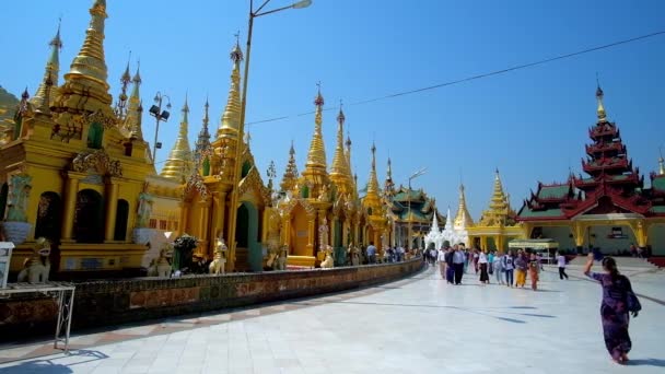 Yangon Myanmar Februari 2018 Besökarna Shwedagon Pagoda Promenad Längs Utsmyckade — Stockvideo