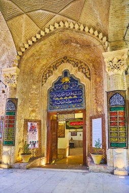Kerman, Iran - 15 Ekim 2017: Vakil çarşı, kapı doğal girişinden Hayati müzeye kabartma desen ve üzerinde mavi sırlı çini, Farsça kaligrafi ile 15 Ekim'de Kerman süslüdür.