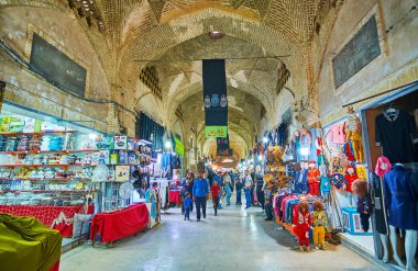 : Kerman, Iran - 15 Ekim 2017: Sardar bölümü Kapalıçarşı, ayrıca adlandırılmış Sartasari (uçtan uca) farklı tezgahları ile ve depoları, çok sayıda müşteri ve gürültülü satıcıları, 15 Ekim'de Kerman.