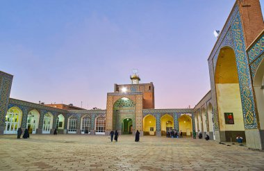 : Kerman, Iran - 15 Ekim 2017: Doğal Jame Mozaffari Cami avlusu duvarlar ve çok sayıda kemerli niş, 15 Ekim'de Kerman süslü kiremitli desenleri ile.