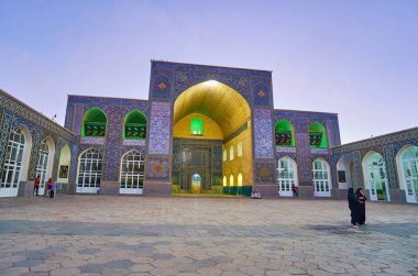 Kerman, Iran - 15 Ekim 2017: Jame Mozaffari Camii 15 Ekim'de Kerman ile süslü kiremitli süslemeleri ve geleneksel Fars kült mimari, popüler turistik dönüm noktası olduğunu.