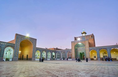 : Kerman, Iran - 15 Ekim 2017: Jame Mozaffari Cami, 15 Ekim'de Kerman mozaik geometrik desenlerle süslü avlusu alacakaranlık gökyüzü.