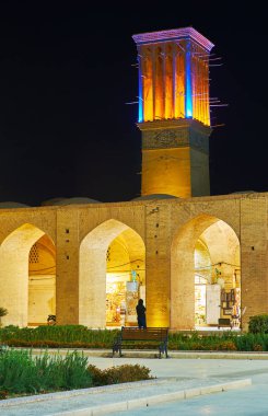 Ganjali karaca Square parlak ışıklı arcade ile Ortaçağ windcatcher yapının: Kerman, Iran.