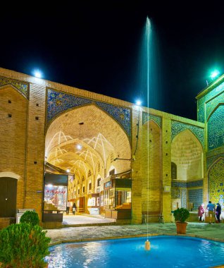: Kerman, Iran - 15 Ekim 2017: Çeşme ve Ortaçağ Pazar, 15 Ekim'de Kerman kapalı alleyway manzaralı Ganjali Han Camii önünde kare.