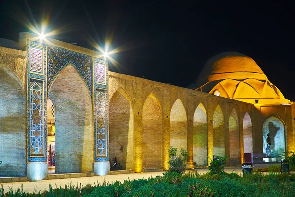Ganjali 汗广场在晚上看起来很棒 明亮的照明拱廊和瓷砖门户 克尔曼 — 图库照片