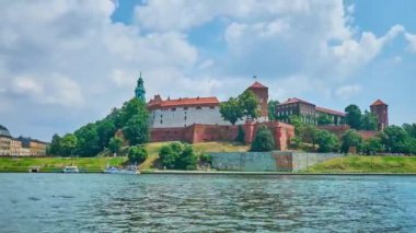 Hızlı Ortaçağ Wawel Kalesi, ön, Polonya üzerinde geniş Vistula Nehri manzaralı Krakow hill yeşil Tepesi üzerinde bulutlar çalışan.