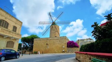 Xaghra, Malta - 15 Haziran 2018: Hızlı koşma bulutların üzerinde Ortaçağ Ta' Kola Windmill - Gozo Adası, köyün önemli simgesel yapı biri 15 Haziran Xaghra yerel müze hizmet.