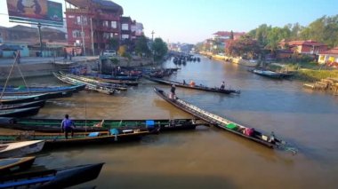 Nyaungshwe, Myanmar - 20 Şubat 2018: Çok sayıda kano ile kanal üzerinde 20 Şubat Nyaungshwe içinde Inle Gölü ile turistik köyü bağlanma ana cadde olan.