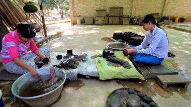 Bagan, Myanmar - 25 Şubat 2018: Lake Atölyesi işçileri üzerinde 25 Şubat Bagan, cila çanaklar, Lehçe