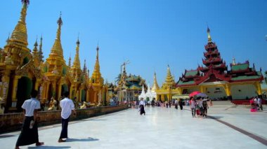 Yangon, Myanmar - 27 Şubat 2018: Shwedagon Zedi Daw üzerinde 27 Şubat Yangon içinde onun dev güzel pagoda, süslü stupas ve doğal görüntü evleri ve türbelerin, ünlü.