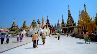 Yangon, Myanmar - 27 Şubat 2018: Shwedagon Pagoda Şubat 27 yılında Yangon büyük mimarisi ve uzun geçmişi, şehir merkezine dönüm noktası olduğunu.