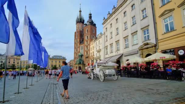 Krakow Polonia Junio 2018 Turistas Lugareños Caminan Plaza Armas Plac — Vídeos de Stock