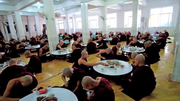 Bago 2018年2月15日 Kha Kyaung 修道院的饭厅在比丘修士的午餐期间 在2月15日在 Bago — 图库视频影像
