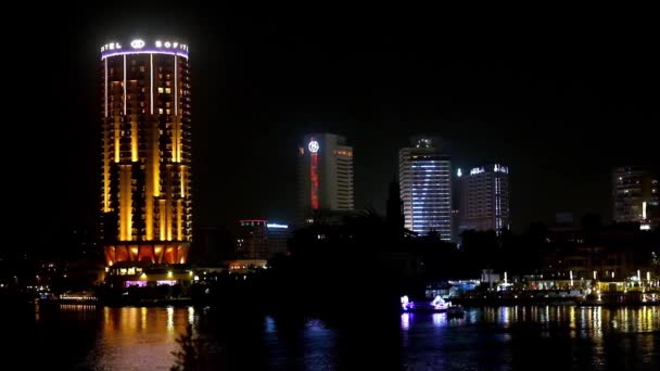 Káhira Egypt Prosince 2017 Osvětlené Věžáků Ostrově Gezíra Odrážejí Temné — Stock video