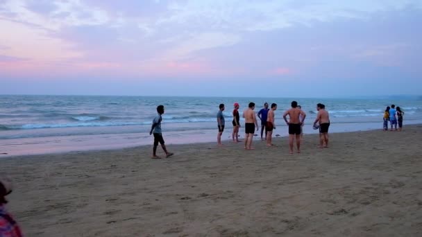 Chaung Tha Myanmar Febrero 2018 Grupo Hombres Juega Pelota Después — Vídeos de Stock