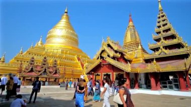 Bagan, Myanmar - 25 Şubat 2018: Büyük Shwezigon Pagoda onun büyük altın stupa ile sit alanı, ana yerlerinden üzerinde 25 Şubat Bagan içinde biri