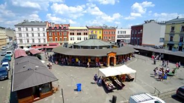 Krakow, Polonya - 21 Haziran 2018: Kazimierz Yahudi mahallesinde arka plan üzerinde tarihi Konakları ile 21 Haziran Krakow şehrinde bulunan görünüm üzerinde New Square (banın Nowy), bit pazarı tezgahları. 