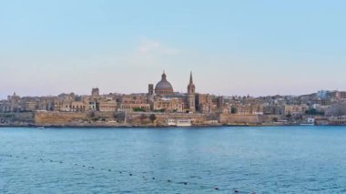 Sliema sahil mesire uzun çan kulesi St Paul's Anglikan yanlısı Katedrali ve arkasında uzun boylu sur, Malta Carmelite Kilisesi'nin kubbe ile gemi ve tekneler, Ortaçağ Valletta manzarası bir görünüm açılır