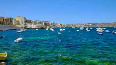 Balıkçılık liman birçok küçük sallanan tekne ile modern bir kadar inşa edilmiş çok sayıda turistik otel ve konut, Bugibba, Malta bölge çevrilidir.