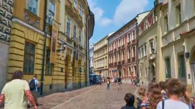 Krakow, Polonya - 21 Haziran 2018: Dar boyunca yürüyüş günü 21 Haziran Krakow Kanonicza sokak - korunmuş ortaçağ saraylar, konaklar ve müzelere, eski şehir yerlerinden biri kalabalık. 