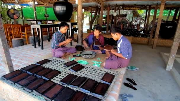 Bagan Myanmar Février 2018 Les Jeunes Travailleurs Atelier Laque Couvrent — Video