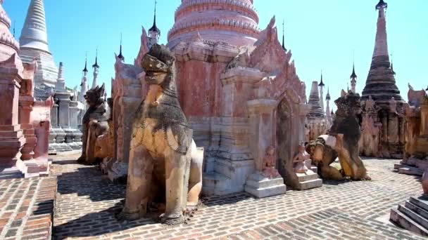 Között az ősi szentély István pagodák komplex, híres a díszes stupas, díszített nagy szobrok, kisplasztikák, és faragott részletek, János régió, Mianmar. 