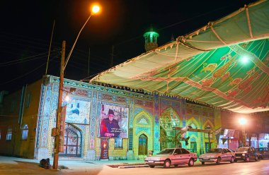 : Kerman, Iran - 16 Ekim 2017: Akşam manzarası Teleqani sokak ile doğal kiremitli bina, önünde büyük çadır ve İslam merkezi 16 Ekim Kerman.