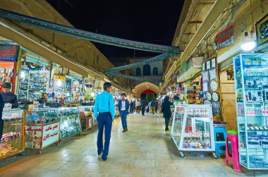 : Kerman, Iran - 15 Ekim 2017: Sartasari çarşı, yerli halk ve turistler, 15 Ekim'de Kerman için ilgilendiğiniz yeri arasında popüler ticaret bölgesi alleyway ışıklı mağazalarda.