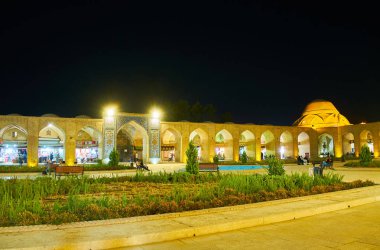 Kerman, Iran - 15 Ekim 2017: Kapalıçarşı Ganjali Khan karesiyle tuğla arcades tarafından çevrili ve yeşillik ile dekore edilmiş, 15 Ekim'de Kerman akşam yürüyüşleri için güzel yer..