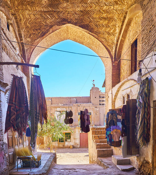 Арка к старому брику индуистского караван-сарая, сохраненная в базарном комплексе Сартасари и служащая в качестве базара для рыночных торговцев, Керман, Иран
.