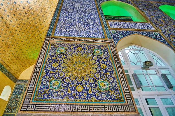 Karışık çiçek desenli karo üzerinde eski: Kerman, Iran Jame Mazaffari cami duvarına süsle.