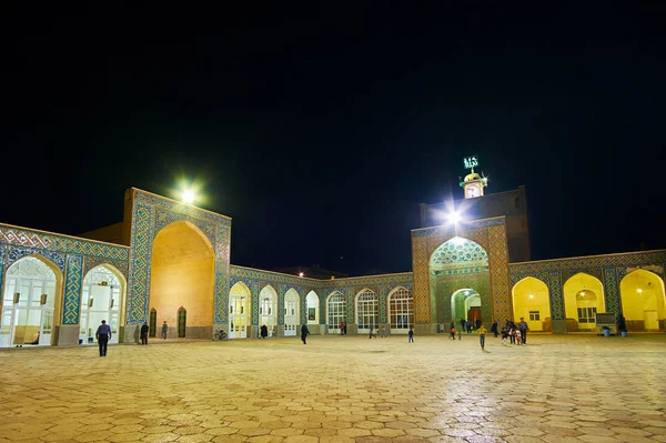 : Kerman, Iran - 15 Ekim 2017: Doğal portalları Jame Mozaffari Camii parlak akşam ışıklar, 15 Ekim'de Kerman.