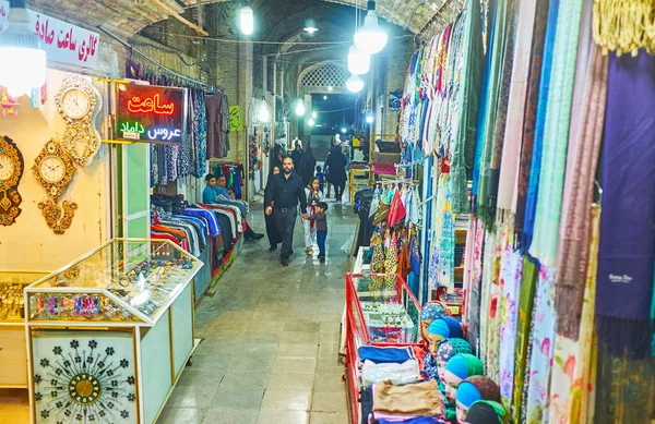 : Kerman, Iran - 15 Ekim 2017: Farklı mal Sartasari çarşı, 15 Ekim'de Kerman labirent ile dar Galeri.