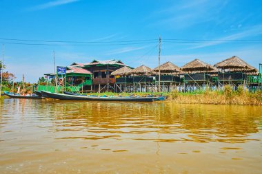 Ywama, Myanmar - 18 Şubat 2018: Geleneksel Birmanya Restoran Inle Gölü, tepedeki ev ile birçok küçük girinti ve küçük kayaklarının, önünde için 18 Şubat Ywama, Myanmar wharf.