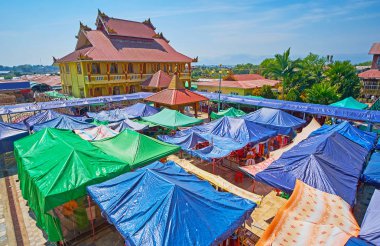 Hpaung Daw U Pagoda ana tapınak yer alan ve farklı ürünler Budist ziyaretçiler için site, Ywama, Inle Gölü, Myanmar sunan büyük turist piyasa renkli çadırları.