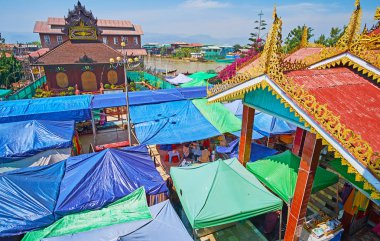 Ywama, Myanmar - 18 Şubat 2018: Hpaung Daw U karmaşık Inle Gölü üzerindeki işgal türbelerin ve turizm pazarının tezgahları ile Pagoda ana bina, 18 Şubat Ywama çevreleyen gounds.