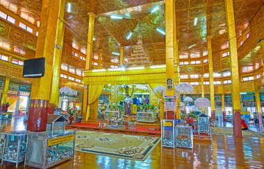 Ywama, Myanmar - 18 Şubat 2018: Hpaung Daw U Pagoda Inle Gölü en önemli dini dönüm noktası biridir, burada üzerinde 18 Şubat Ywama içinde efsanevi Altın Buddha görüntüleri bulun.