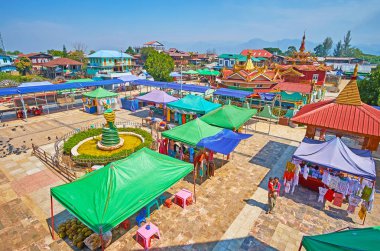 Ywama, Myanmar - 18 Şubat 2018: Hpaung Daw U Pagoda üzerinde Pazar çadır tapınak ve köy evleri ve tapınaklar, üzerinde 18 Şubat Ywama içinde renkli çatı görünümü.