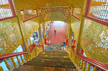 Ywama, Myanmar - 18 Şubat 2018: Hpaung Daw U Pagoda Inle Gölü kapalı merdiven gün ışık üzerinde 18 Şubat Ywama içinde parlayan altın ayna desenlerle süslüdür.