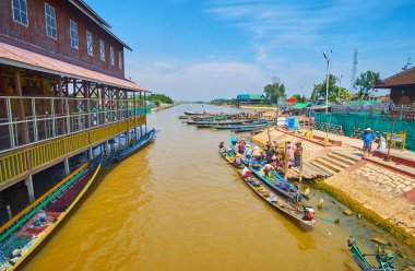 Ywama, Myanmar - 18 Şubat 2018: Kayaks turistler ve hacılar Hpaung Daw U Pagoda, bir ana yerler ve Budist siteleri üzerinde 18 Şubat Ywama içinde Inle Gölü İskelesi.