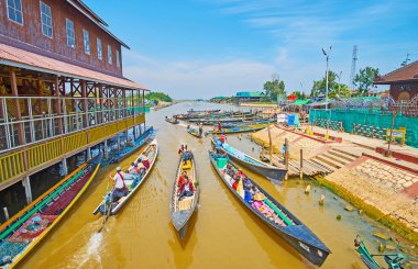 Ywama, Myanmar - 18 Şubat 2018: Meşgul kanalı'nın Inle Gölü üzerinde 18 Şubat Ywama içinde Hpaung Daw U Pagoda İskelesi yanında birçok kayan Kano tekne ile.
