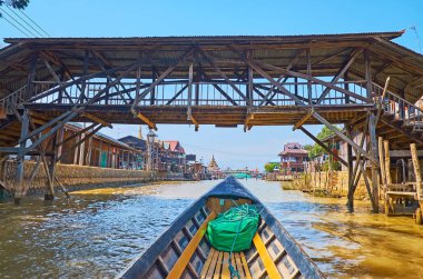 Kanal Ywama köyü - önemli turistik landmark Inle Gölü, Myanmar üzerinde bankaların eski ahşap köprüler bağlanmak.