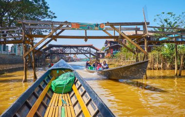 Ywama, Myanmar - 18 Şubat 2018: Köy merkezindeki dar kanal üzerinde 18 Şubat Ywama içinde turistler ve yerliler, Kano tekneler yüzen dolu.