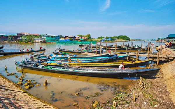 Ywama, Myanmar - 18 Şubat 2018: İskelesi Hpaung Daw U Pagoda demirli kayaklar ile-geleneksel su ulaştırma araçları üzerinde 18 Şubat Ywama içinde Inle Gölü.