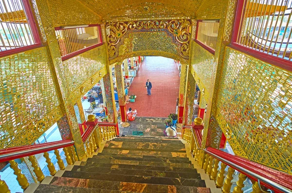 Ywama 2018年2月18日 茵莱湖湖 Hpaung 寺的盖梯上装饰着金色的镜面图案 照耀着白天的光线 在2月18日在 Ywama — 图库照片