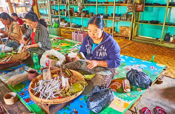 Ywama, Myanmar - 18 Şubat 2018: Tepedeki eve Inle Gölü üzerinde sigara fabrikasında iç, Birmanya kadınlar puro rulo ve sigara içinde muz yaprakları, üzerinde 18 Şubat Ywama içinde.