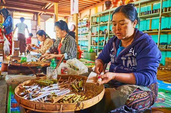 Ywama, Myanmar - 18 Şubat 2018: Sigara fabrikası Inle Gölü ziyaret en güzel izle puro ve sigara yapımı, üzerinde 18 Şubat Ywama içinde için seçimdir.